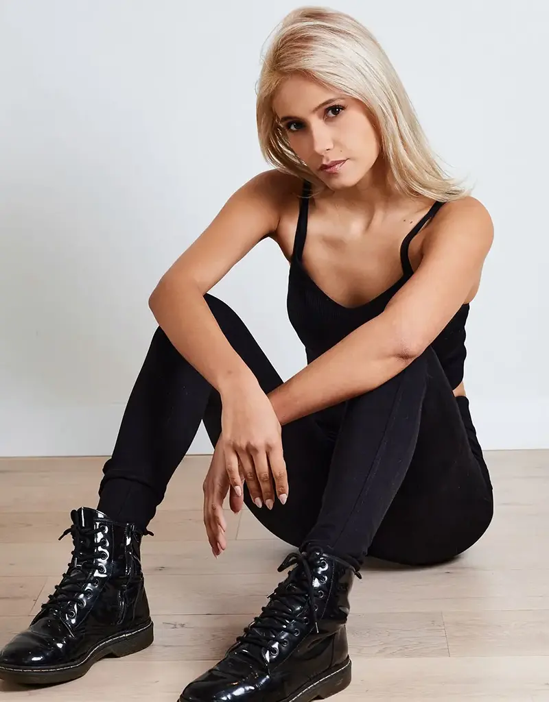 Victoria Á.